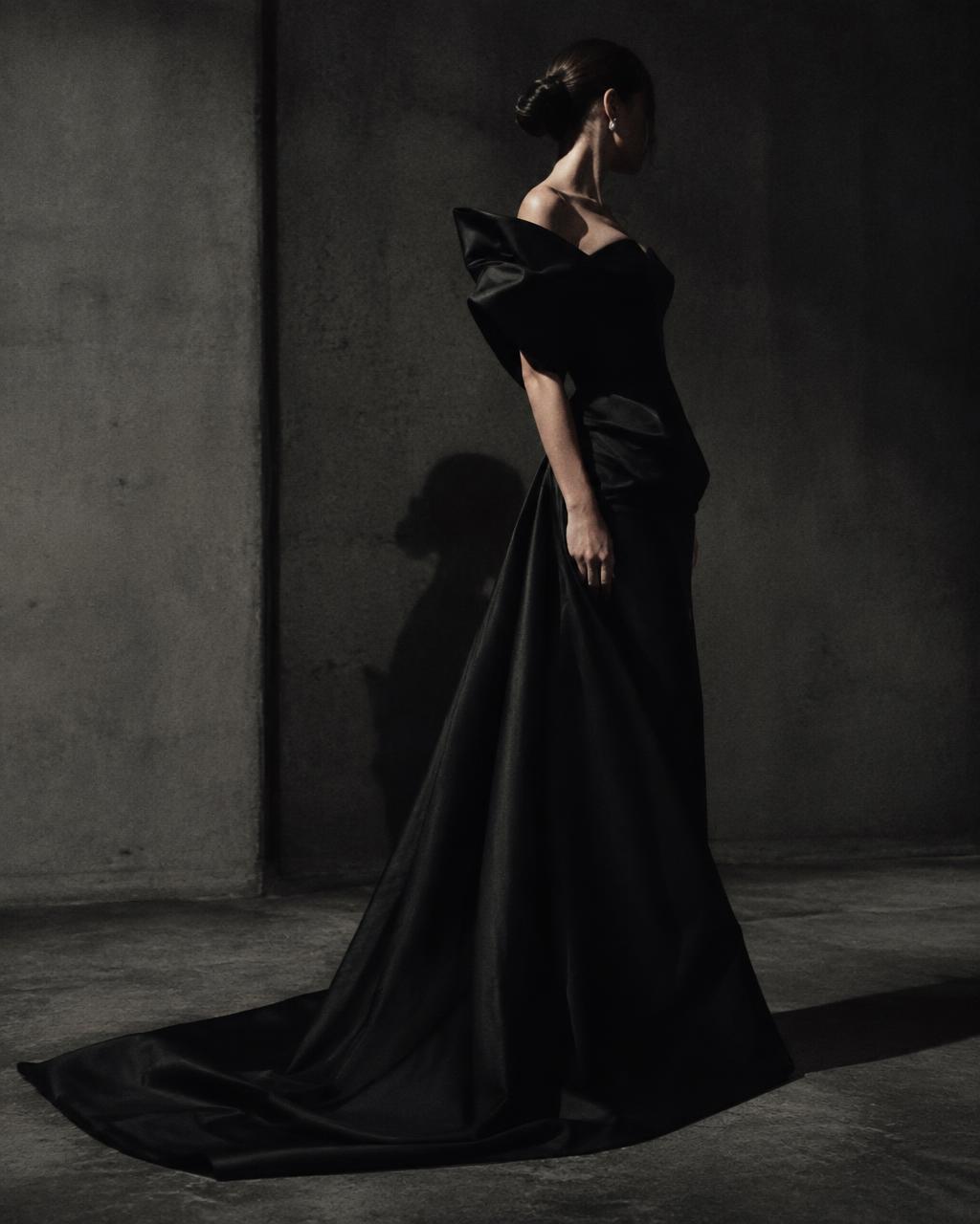 Vestido de gala negro en mikado con hombro escultórico