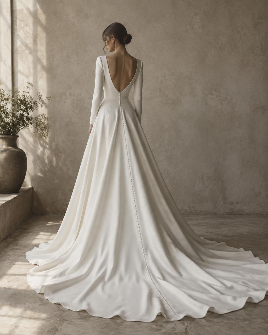Vestido de novia de crepé de seda con espalda descubierta y cola catedral